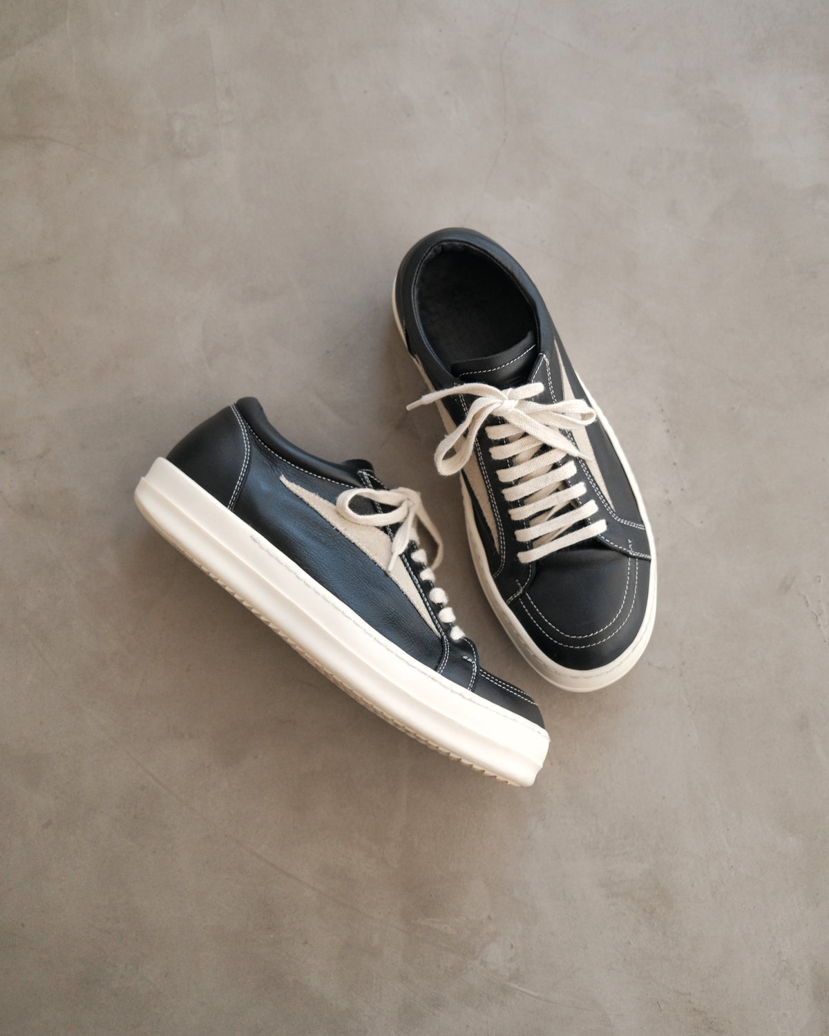 RICK OWENS FW22 Strobe Vintage Black Low Top