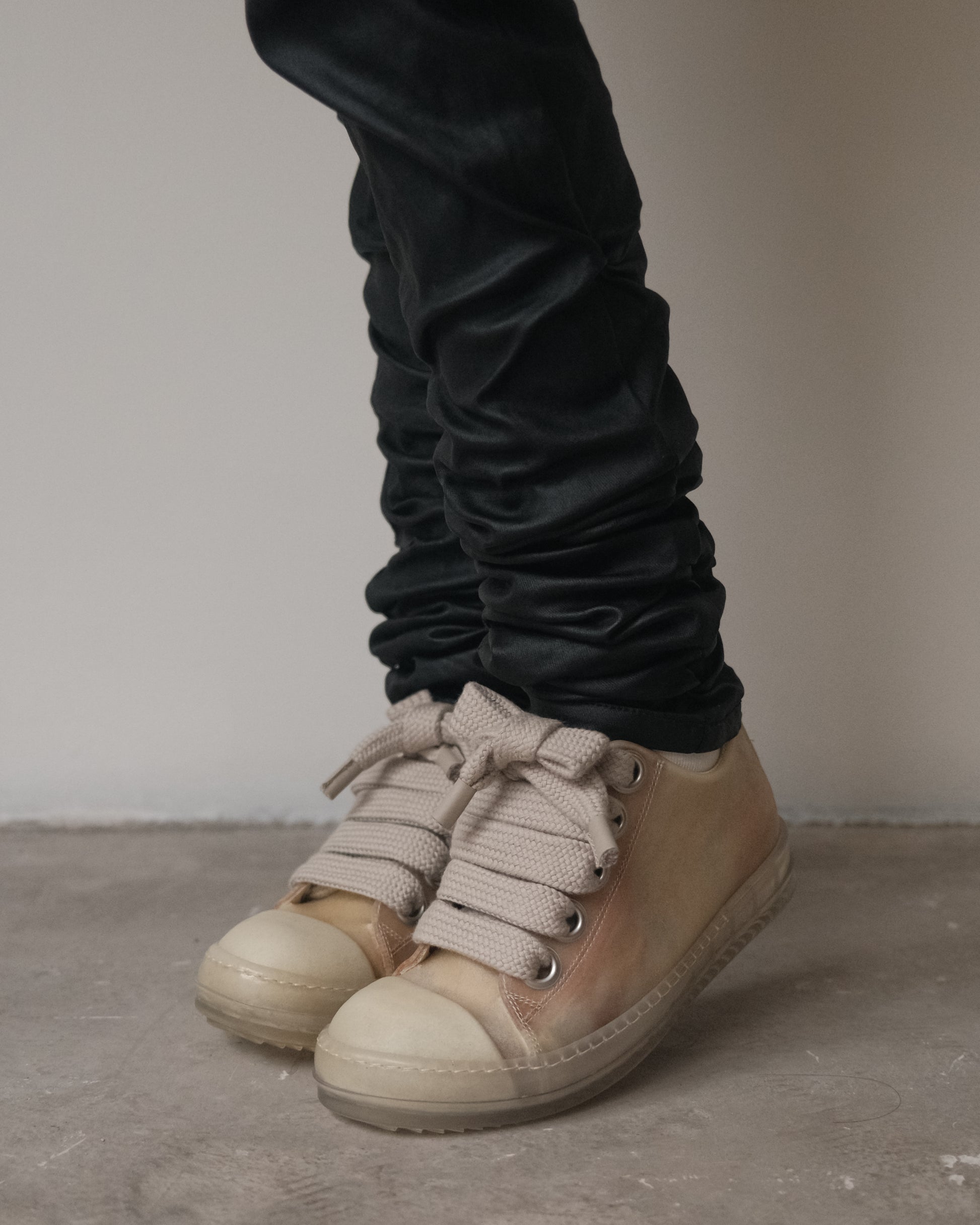 RICK OWENS SS23 LOW SNEAKERS – Natural/Clear