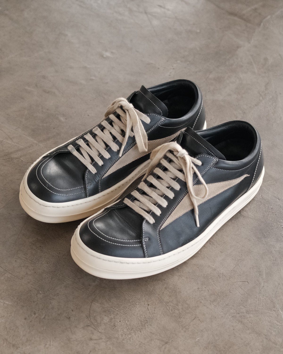 RICK OWENS FW22 Strobe Vintage Black Low Top