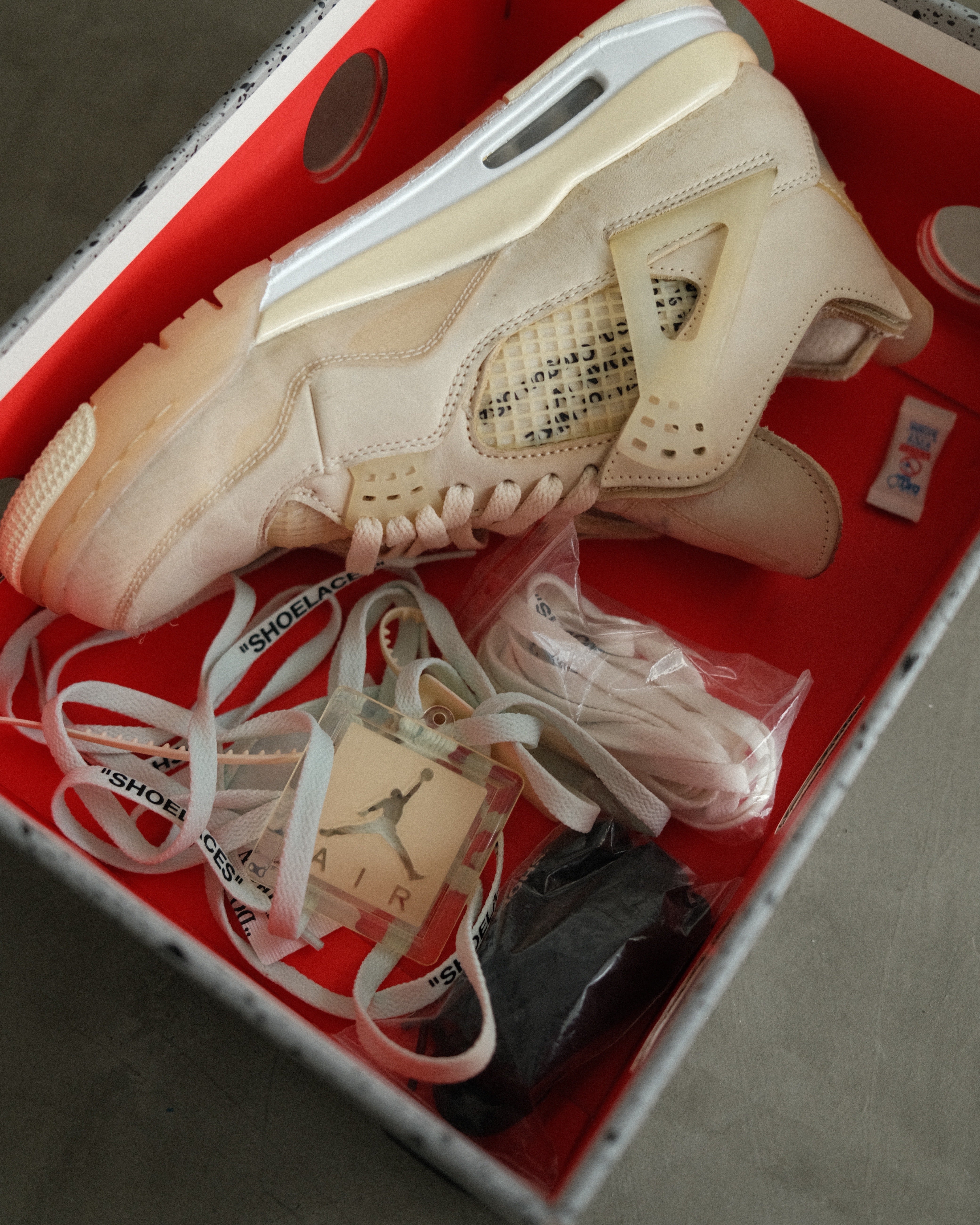 retro 4 off white box