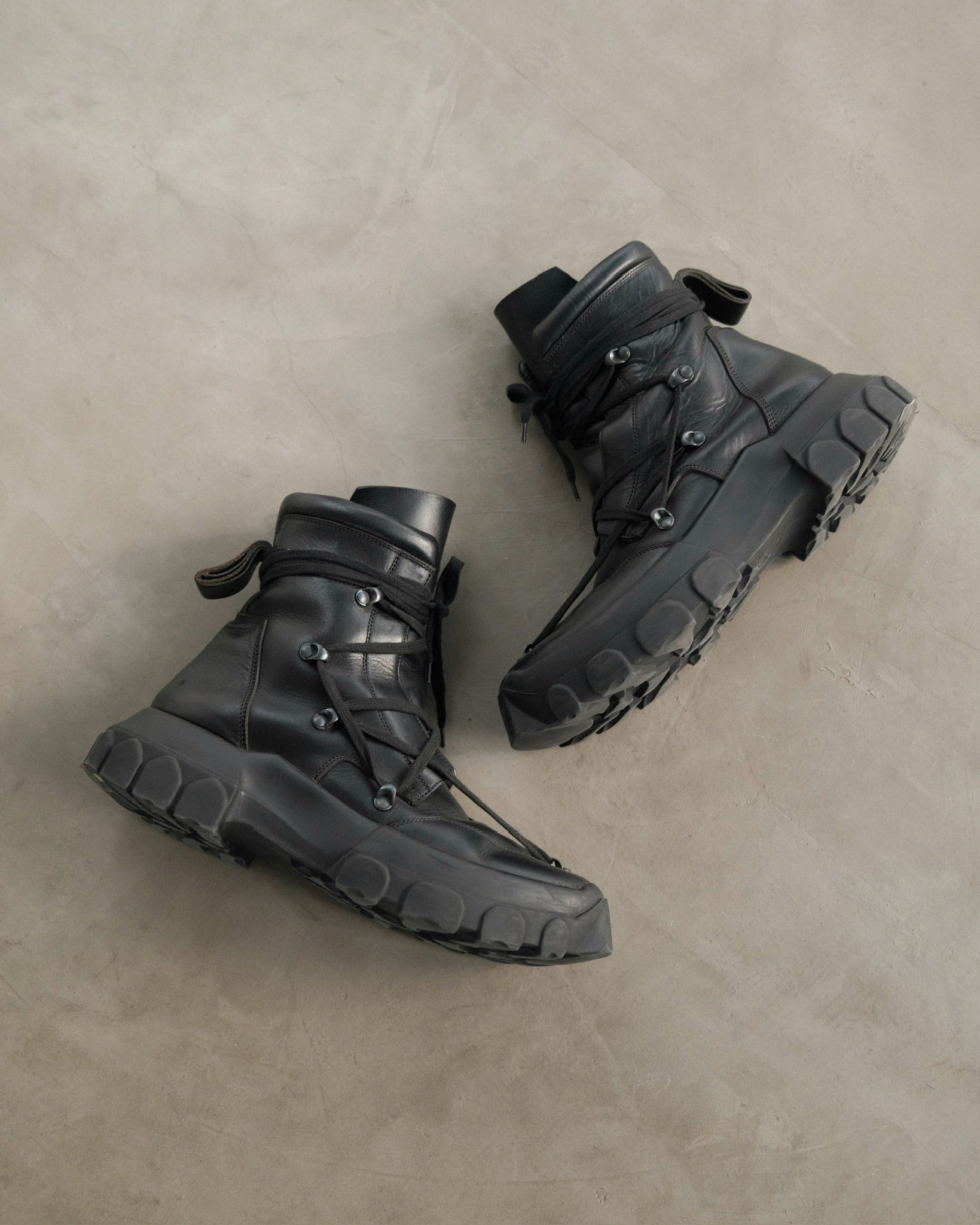 SS17 RICKOWENS Dirt Pentagram Tractor Boots