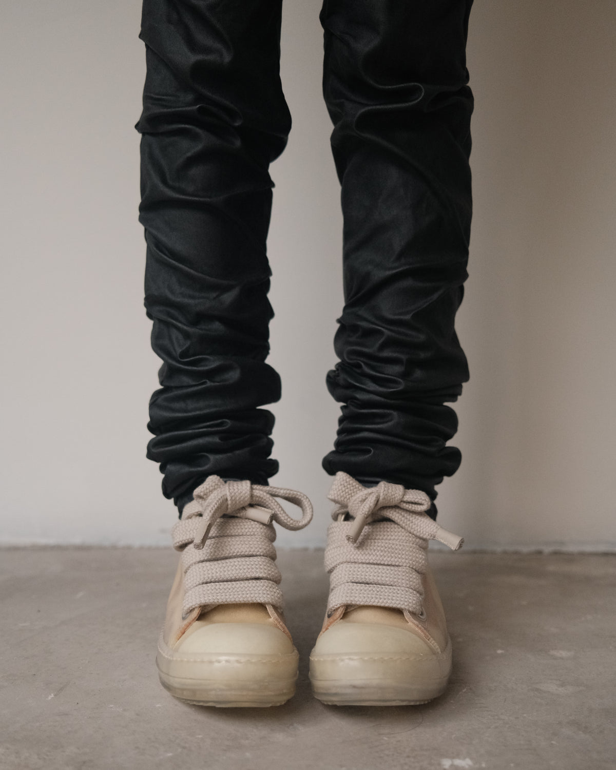 RICK OWENS SS23 LOW SNEAKERS – Natural/Clear