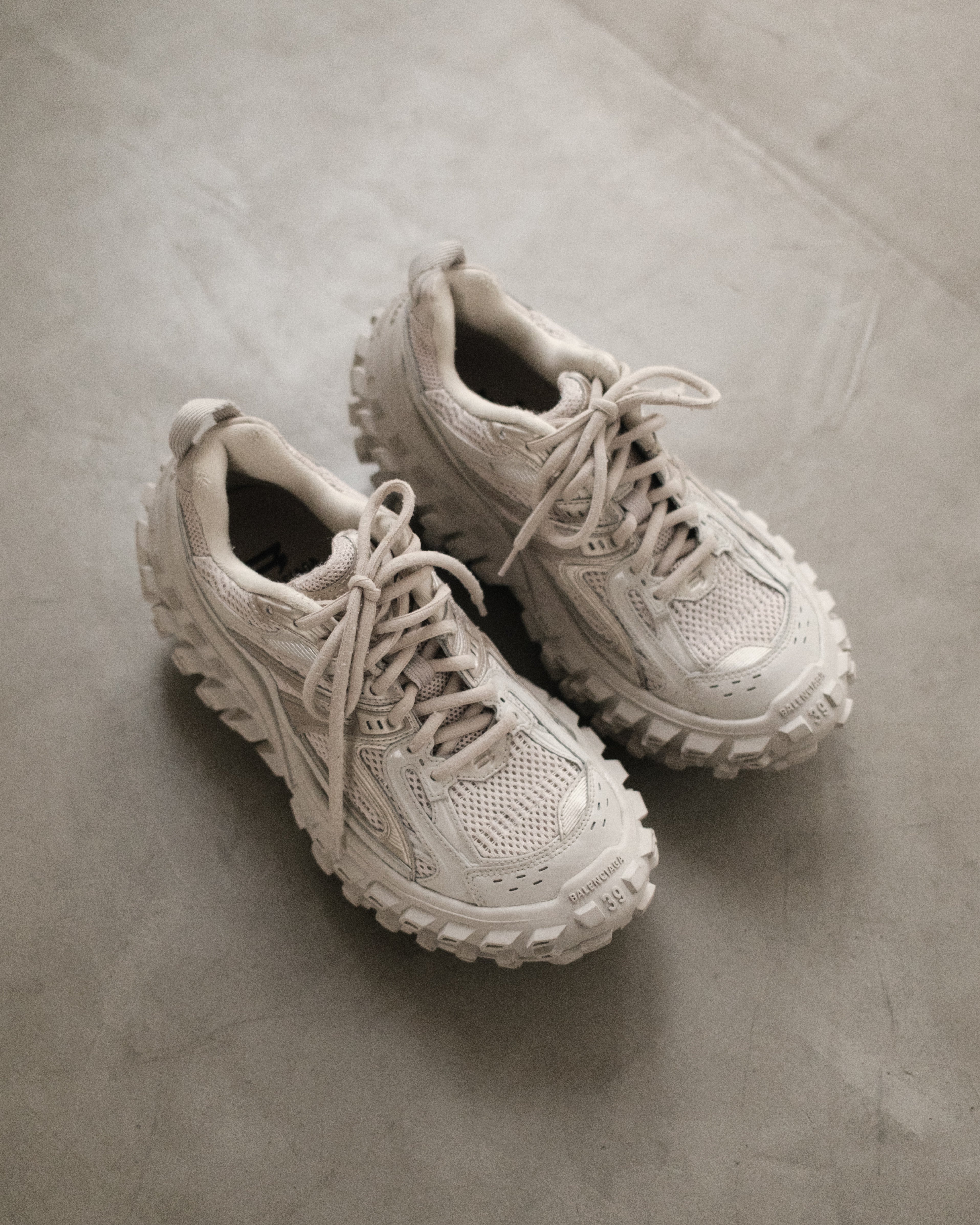 BALENCIAGA Defender Trainers Beige Snekaer – Around The Shoes