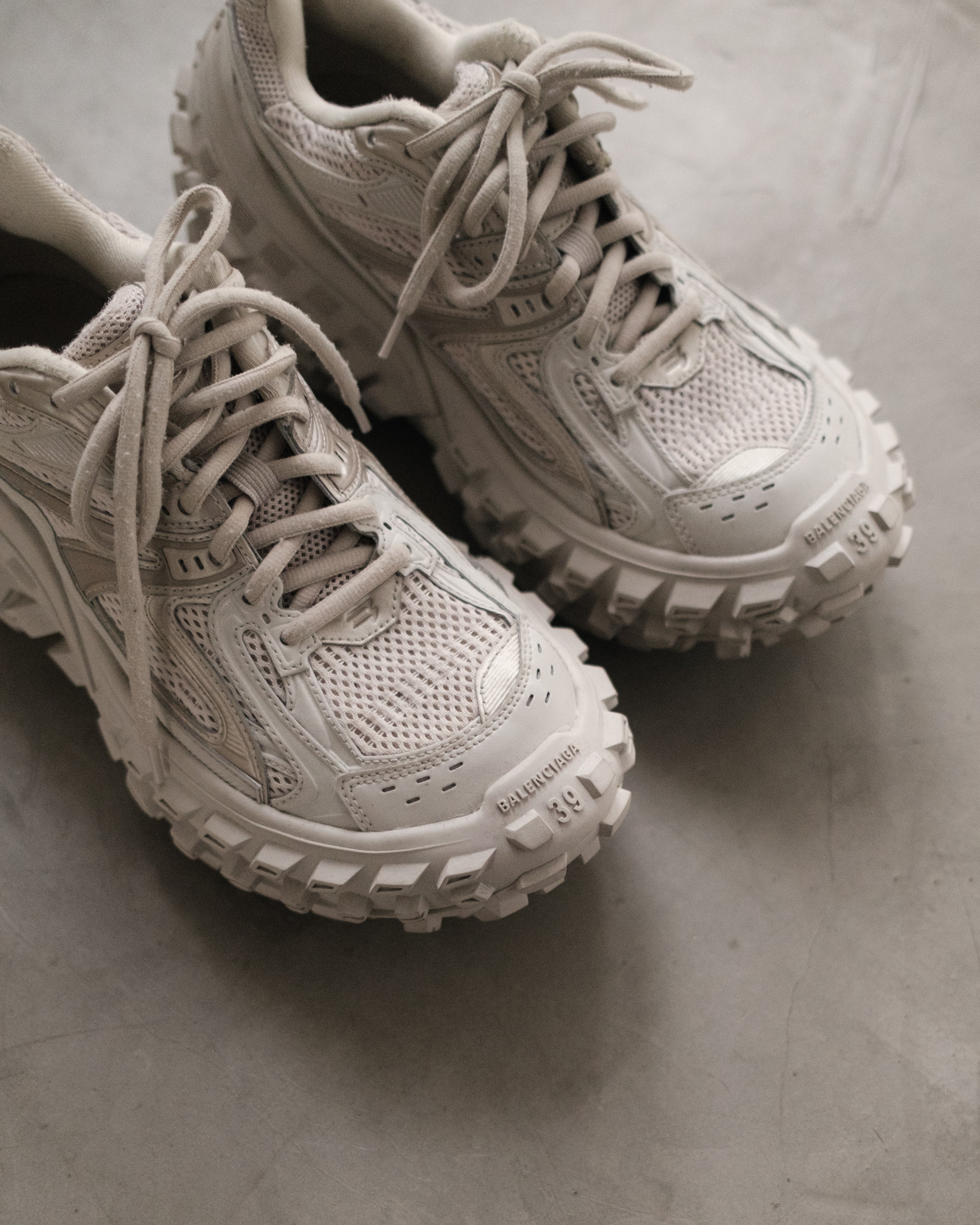 BALENCIAGA Defender Trainers Beige Snekaer – Around The Shoes