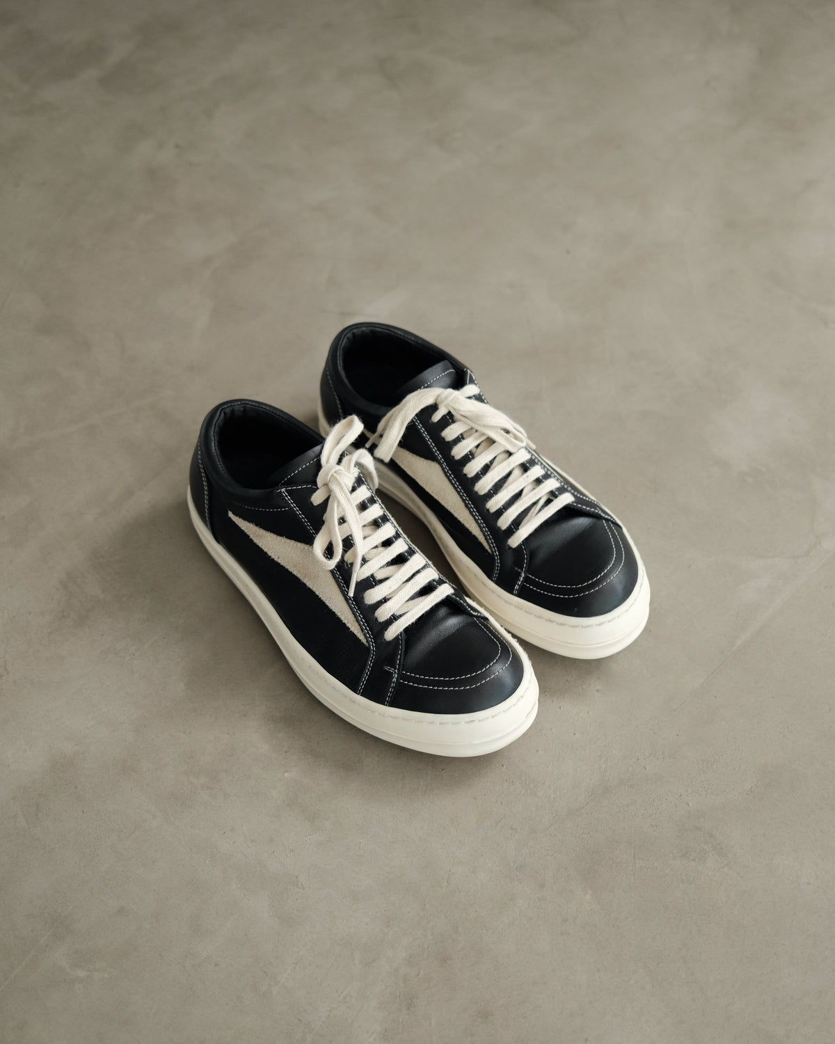 RICK OWENS FW22 Strobe Vintage Black Low Top
