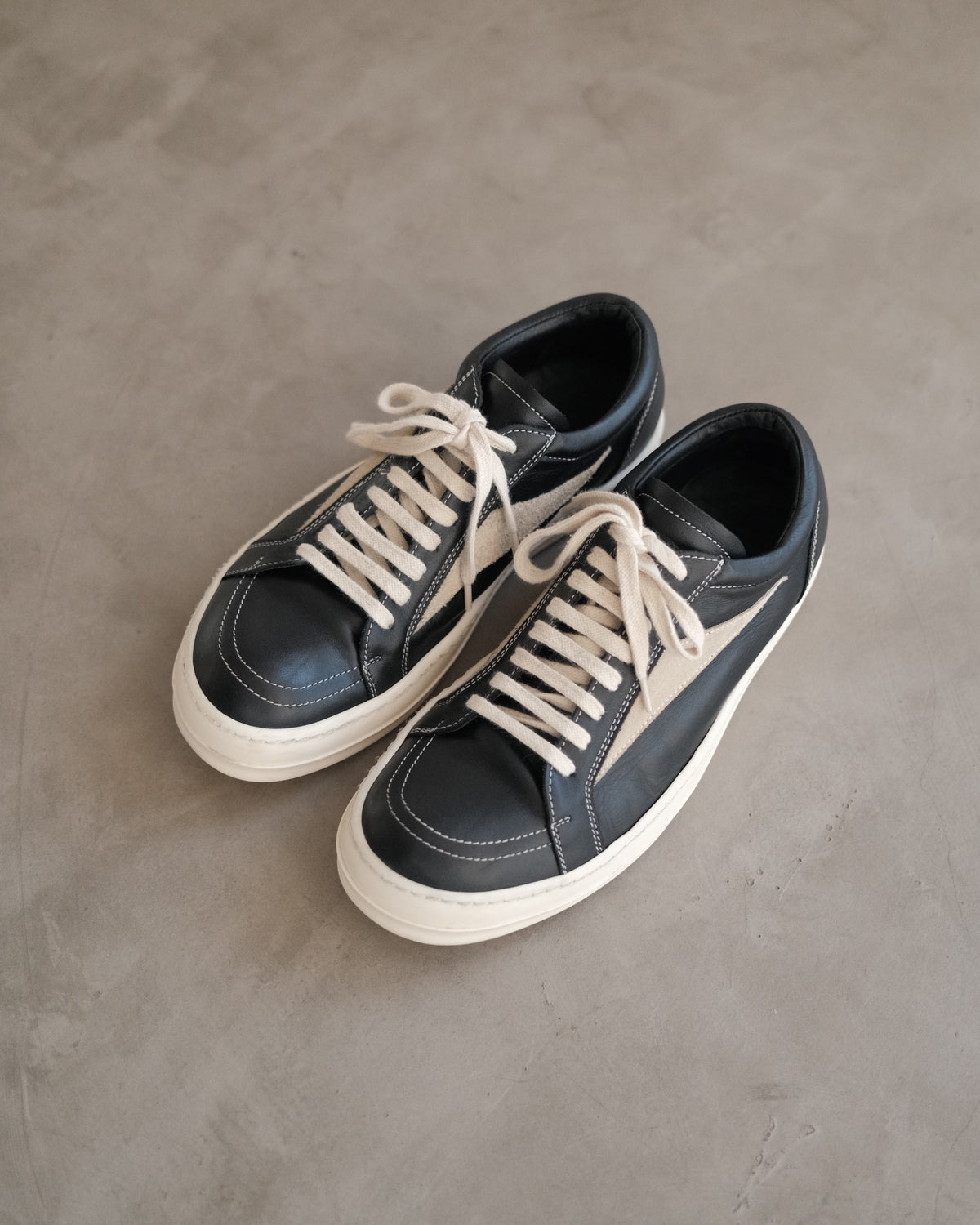 RICK OWENS FW22 Strobe Vintage Black Low Top
