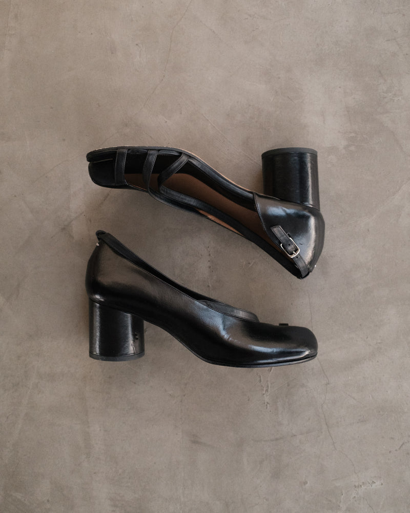 MAISON MARGIELA
Exclusive Black Exposed Toe Ankle Strap Tabi Sandals.